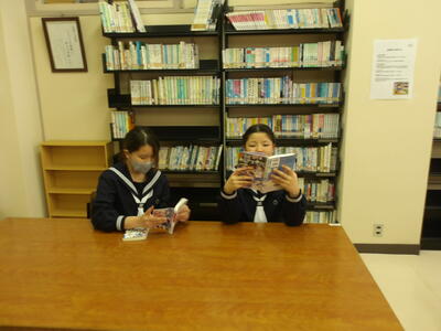 昼休みの図書館にて