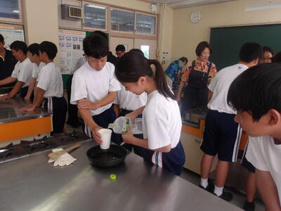 三宅島の海水をフライパンに注ぎ・・・